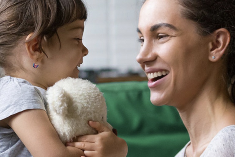  Une maman et sa fille rient