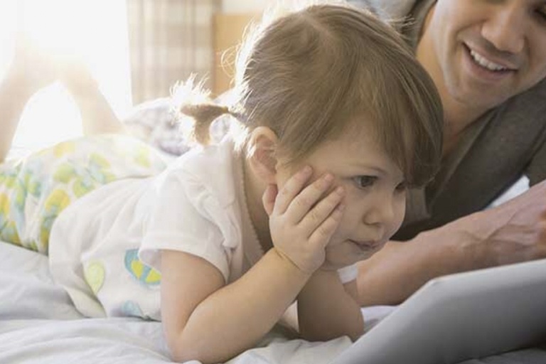 Un papa et sa fille jouant